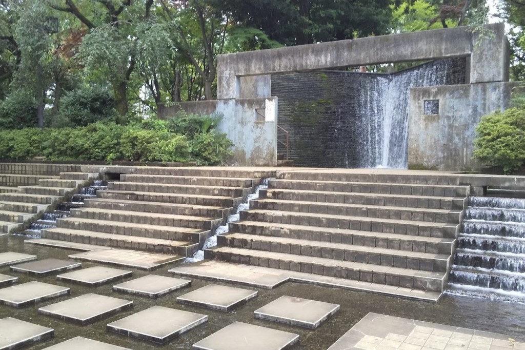 国分寺けやき公園の滝