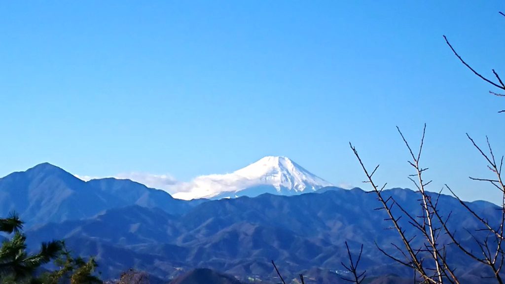 遠くに見える山